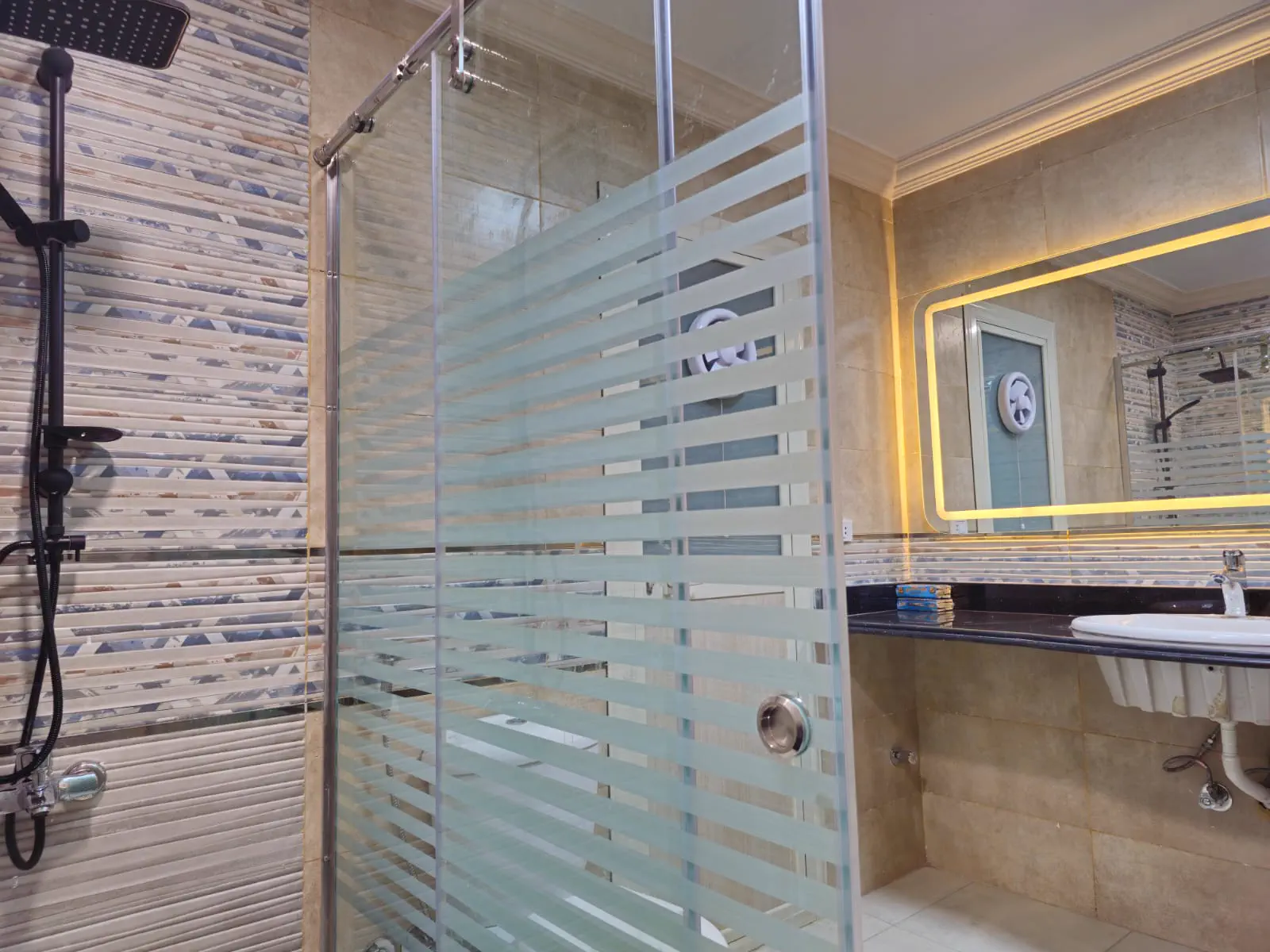 Apartment 8 photo 20